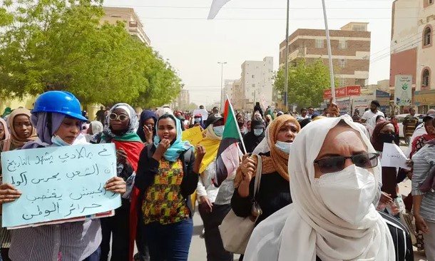 Протесты в Судане после предполагаемого группового изнасилования молодой женщины силовиками
